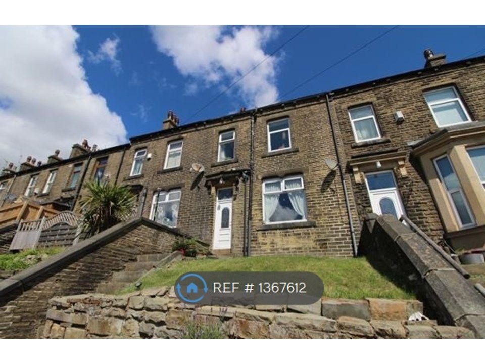 3 bed terraced house to rent in Cliffe Terrace, Denholme, Bradford BD13