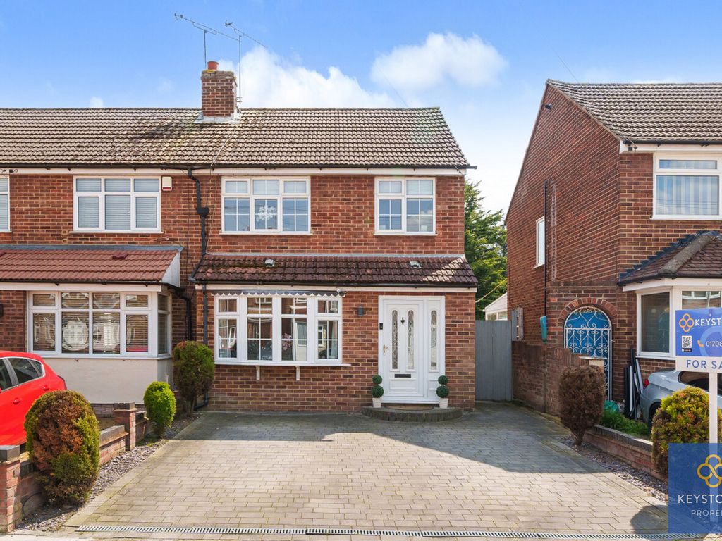 3 bed end terrace house for sale in Frinton Road, Romford RM5, £450,000