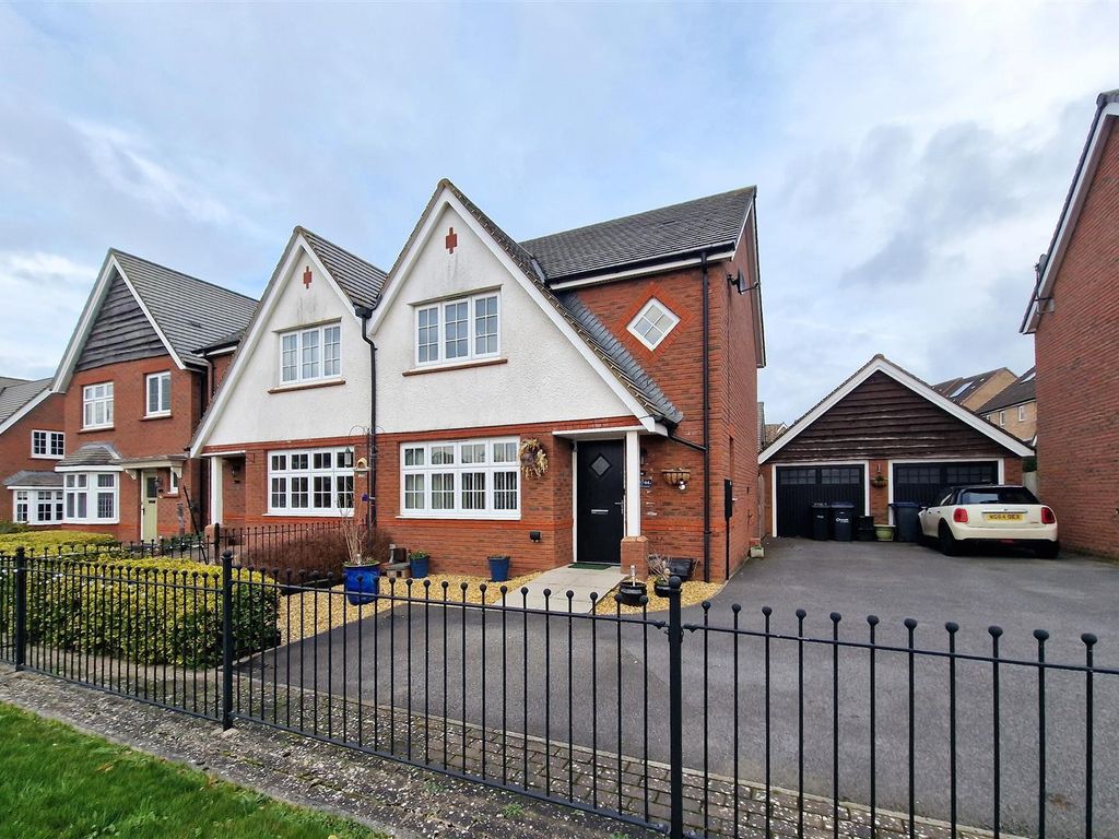 3 bed semidetached house for sale in Comet Crescent, Calne SN11, £