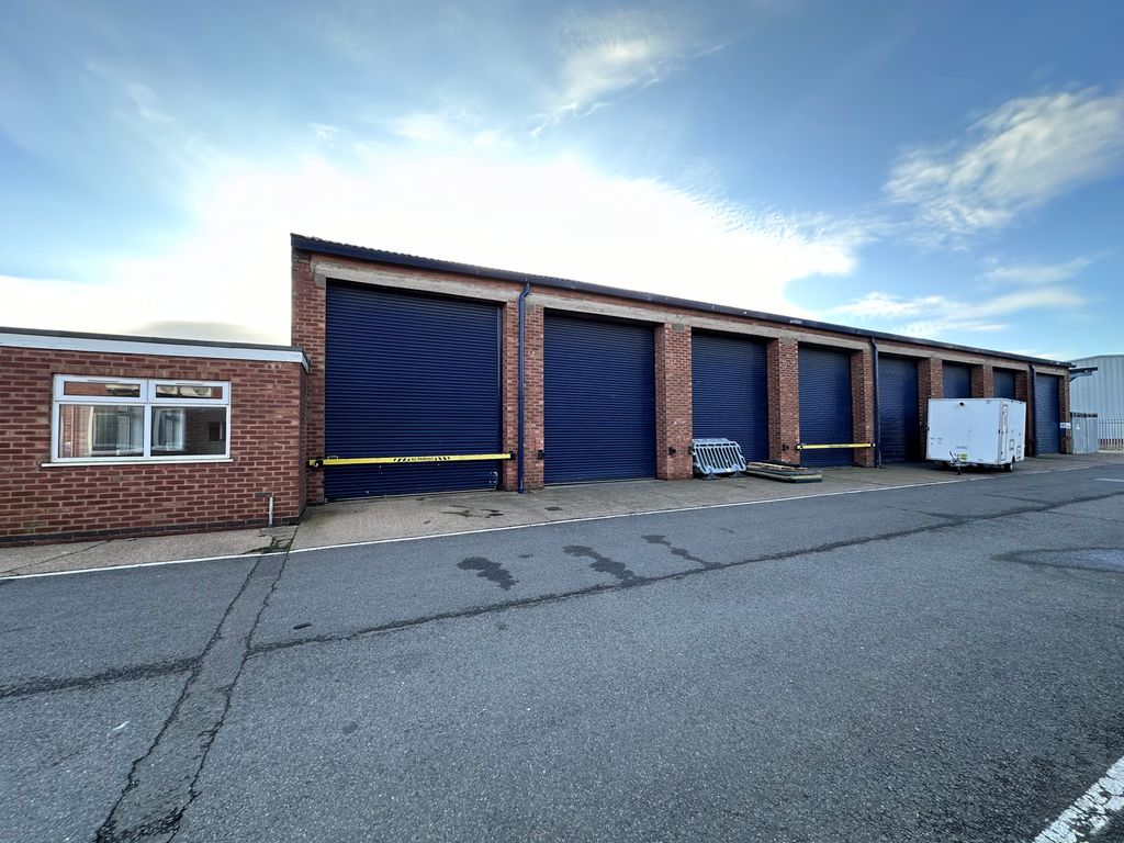 Warehouse to let in Coleshill Industrial Estate, Station Road