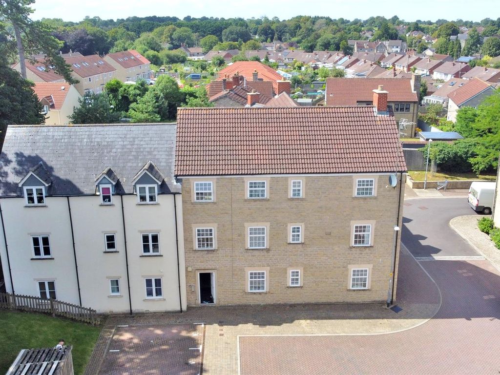2 bed flat for sale in Summerleaze Park, Shepton Mallet BA4, £99,000