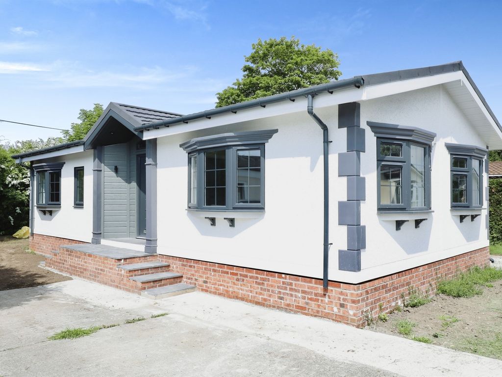 2 bed mobile/park home for sale in St. Oswalds Park, DunhamOnTrent