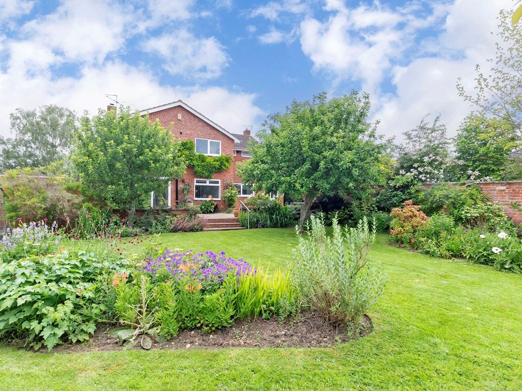 4 bed detached house for sale in Walnut Close, Cheltenham GL52, £