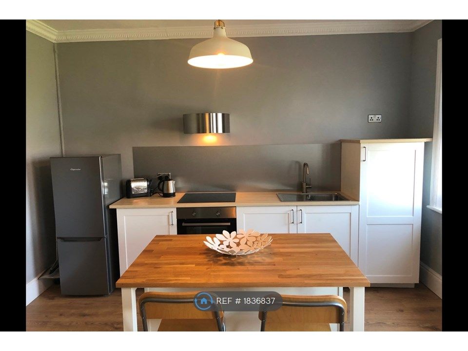 2 bed flat to rent in Adrian Square, Westgate On Sea CT8, £1,100 pcm