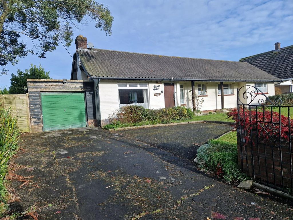 3 bed detached bungalow for sale in Hutton Hill, Hutton, WestonSuper