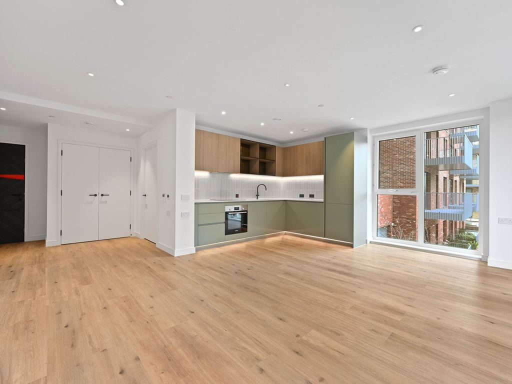 2 bed flat to rent in Iris House, Southall UB1, £1,800 pcm Zoopla