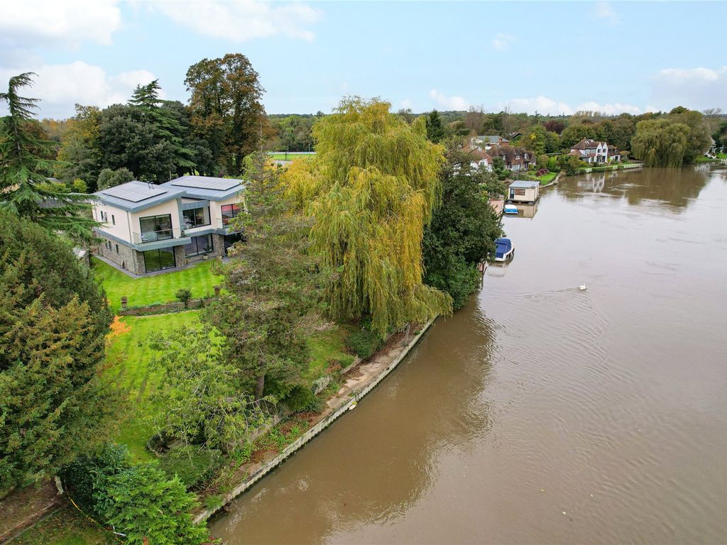 5 bed detached house for sale in Vicarage Walk, Bray, Maidenhead