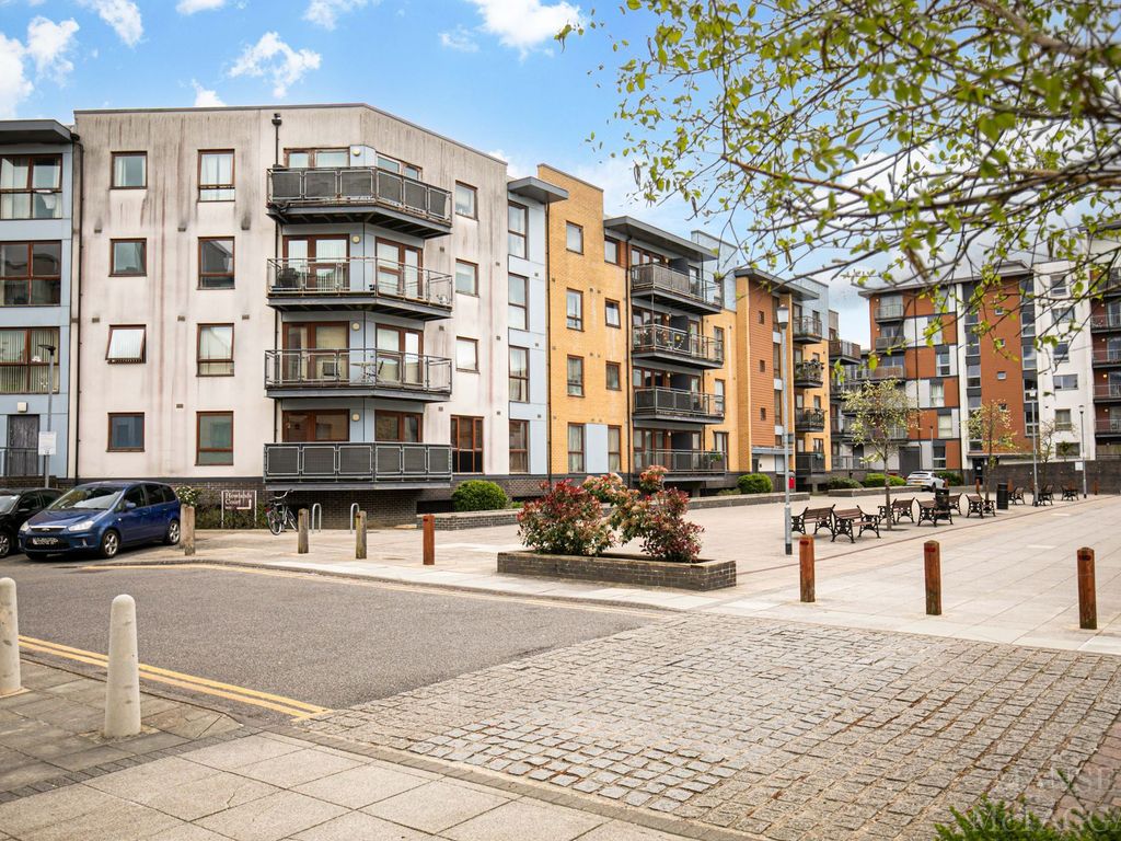 1 bed flat for sale in Commonwealth Drive, Howlands Court RH10, £
