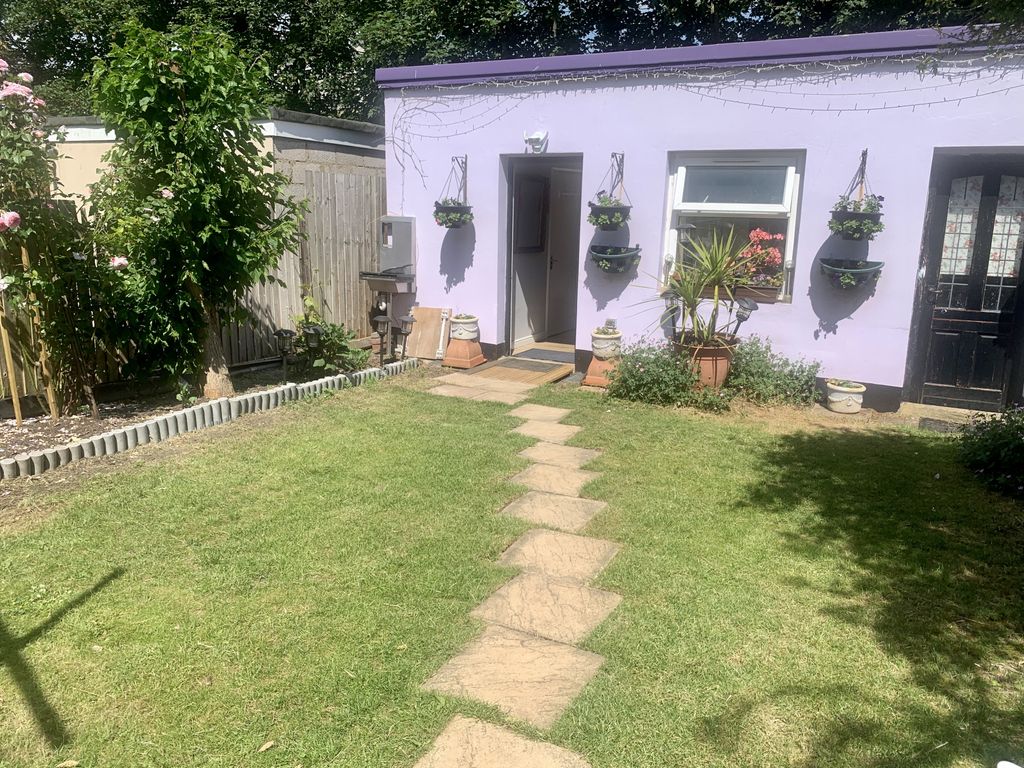 Room to rent in Rosedene Avenue, Morden, Surrey SM4 Zoopla