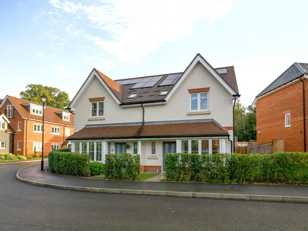 3 bed semidetached house for sale in Bryan Gardens, Binfield