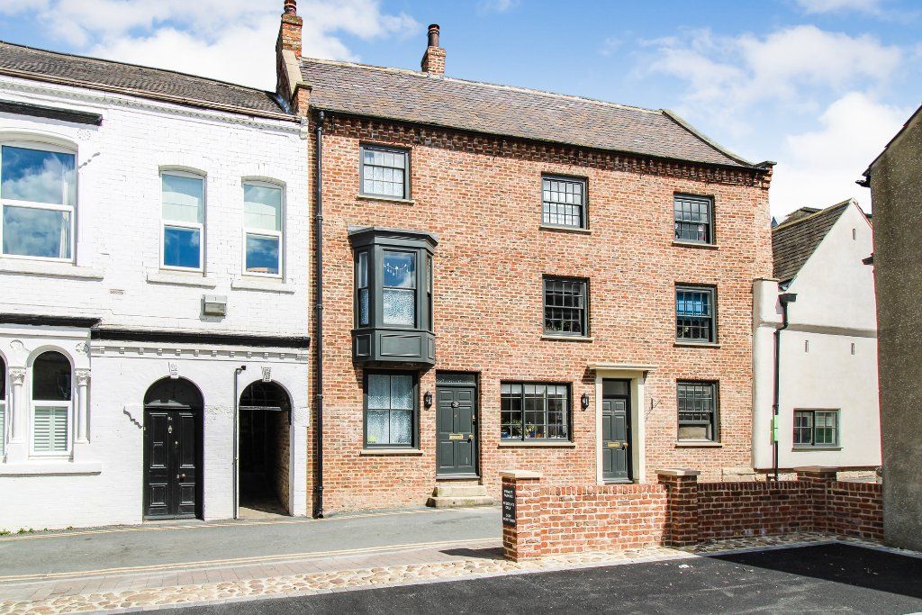 2 bed terraced house for sale in Kirkgate, Knaresborough, North