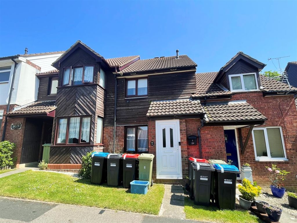 2 bed terraced house to rent in Cricklebeck, Heelands, Milton Keynes