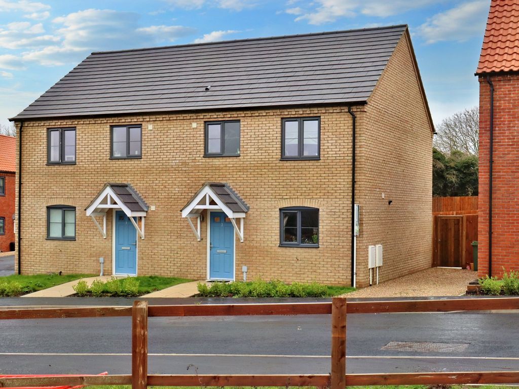3 bed semidetached house for sale in Kings Close, Scole, Diss IP21