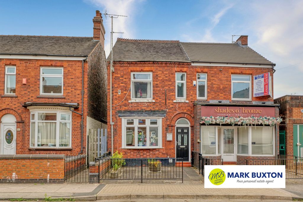 4 bed semidetached house for sale in London Road, Chesterton