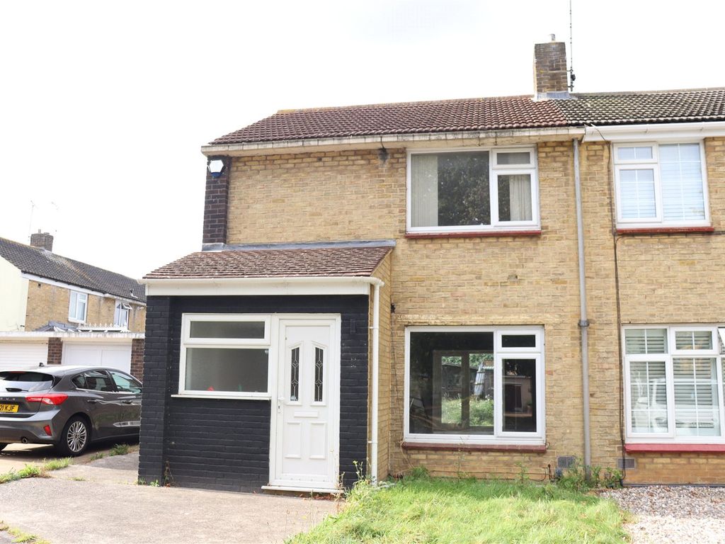2 bed end terrace house for sale in Sparrows Herne, Kingswood, Basildon SS16, £315,000 Zoopla