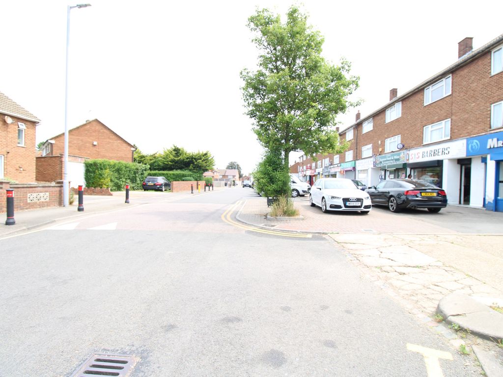 2 bed flat to rent in Lyneham Road, Luton, Bedfordshire LU2, £1,250 pcm