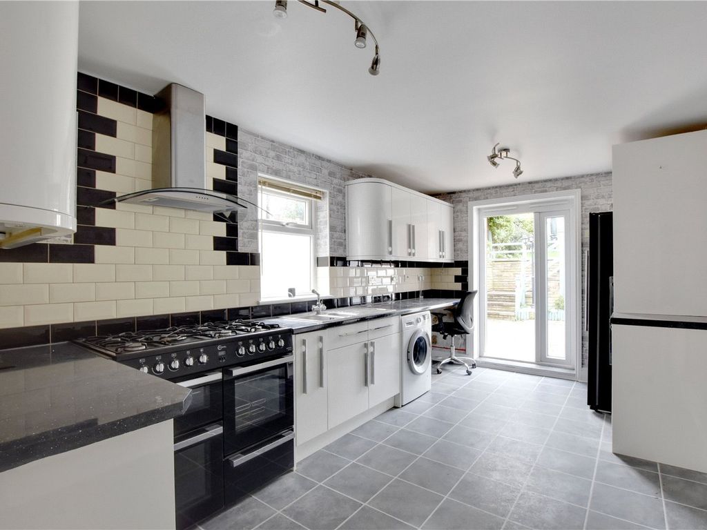 4 bed terraced house to rent in Whitworth Road, London SE18, £2,900 pcm