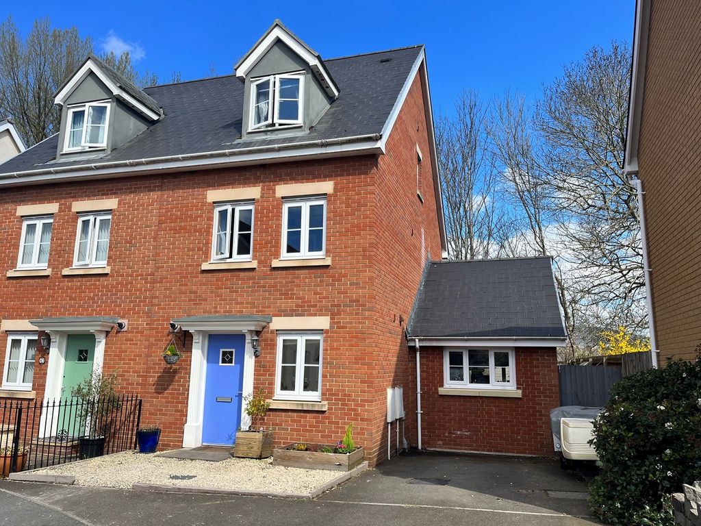 4 bed semidetached house for sale in Riverside Drive, Llanfoist