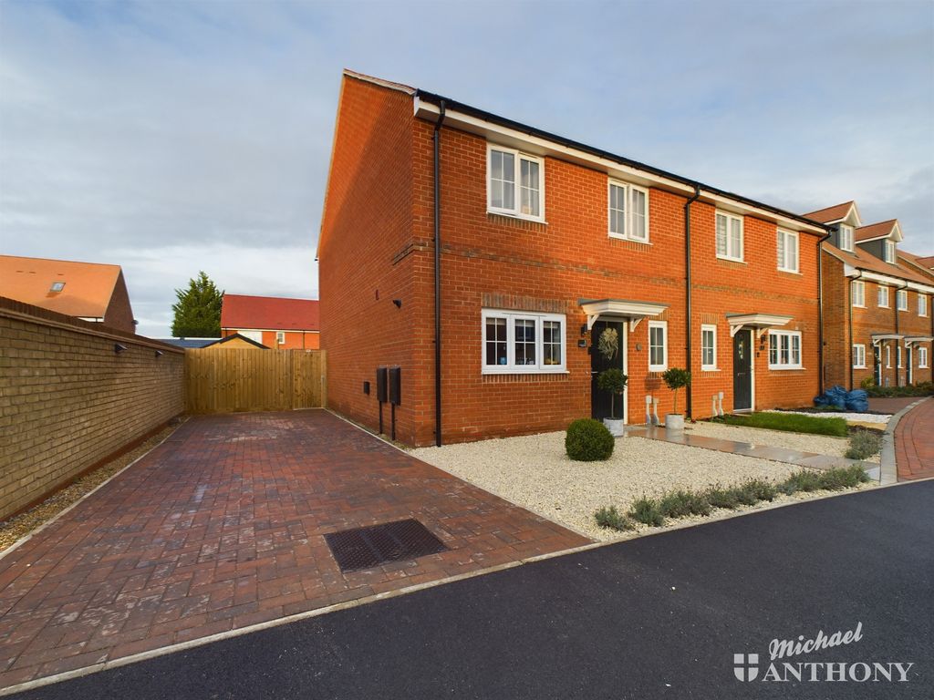 3 bed semidetached house for sale in Bodge Piece, Weston Turville