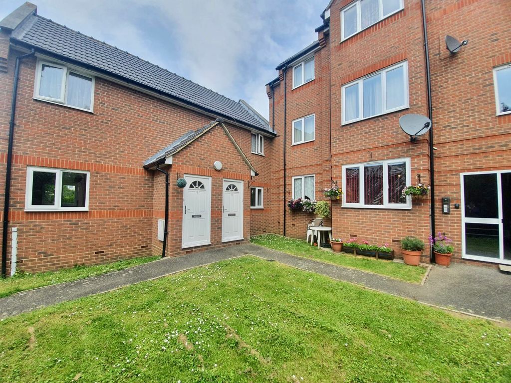 2 bed flat to rent in Norton Road, Chelmsford CM1 Zoopla