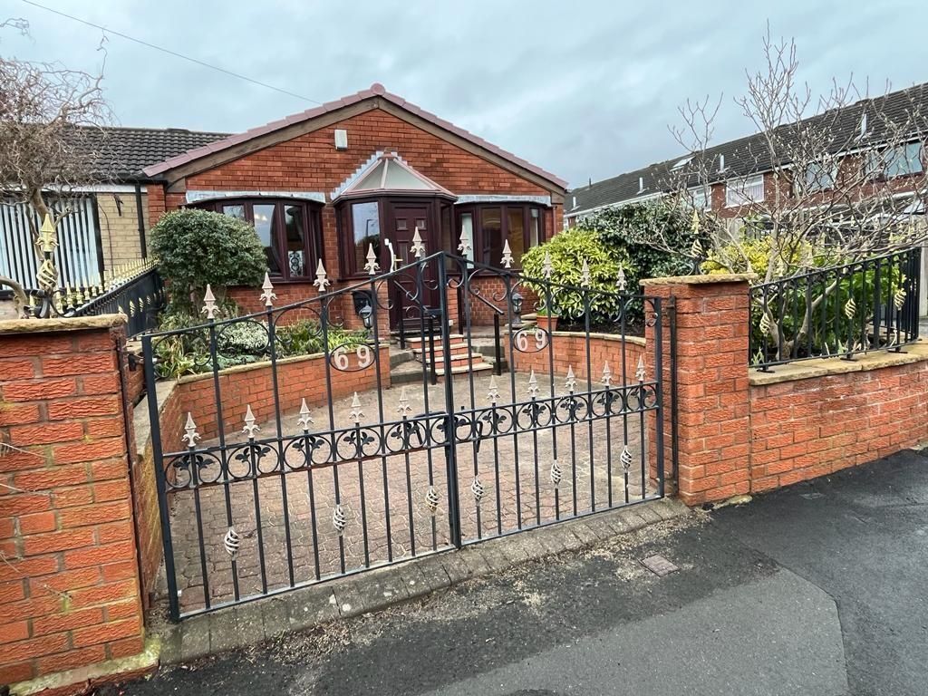 2 bed terraced bungalow for sale in Vicarage Drive, Dukinfield SK16, £