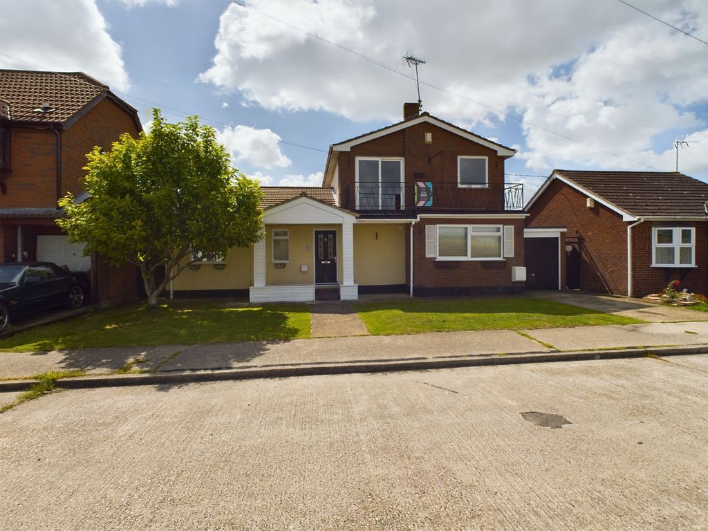 5 bed detached house for sale in Kellington Road, Canvey Island SS8, £