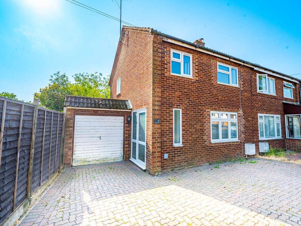 3 bed semidetached house for sale in Hawthorn Close, Takeley,