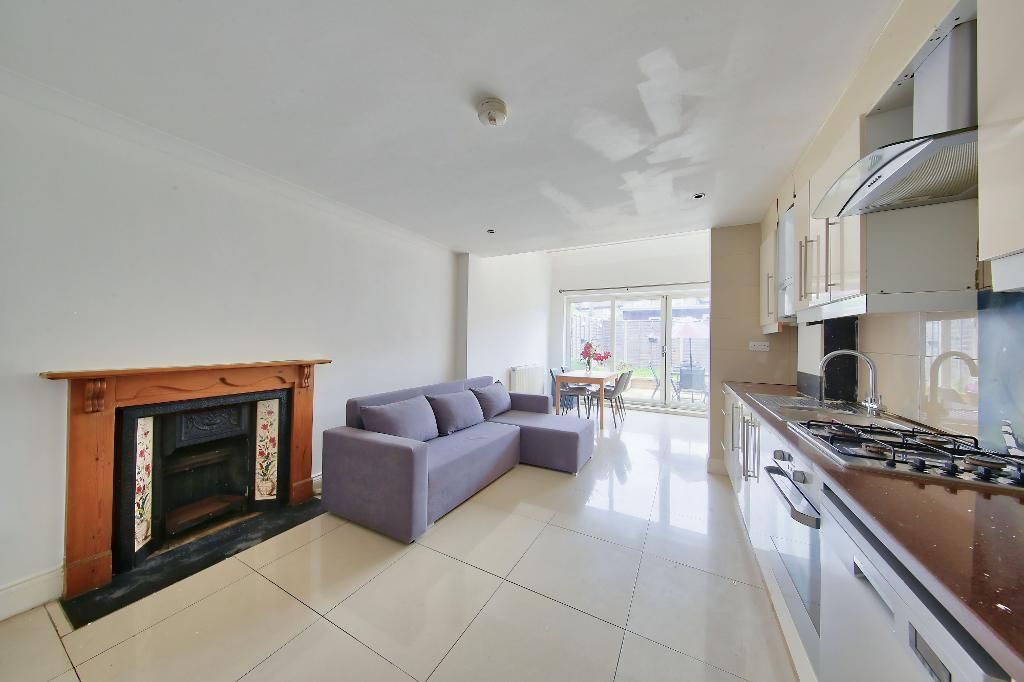 2 bed flat to rent in Bakers End, Wimbledon Chase SW20, £2,000 pcm Zoopla