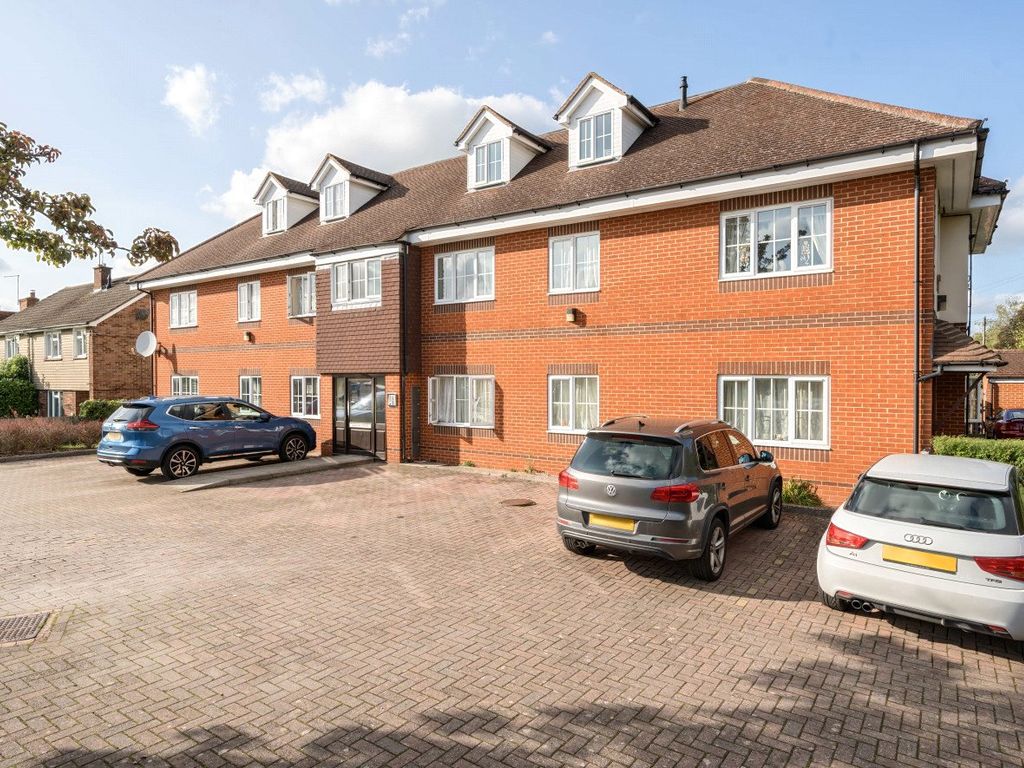 2 bed flat for sale in Roebuck Estate, Binfield, Bracknell, Berkshire