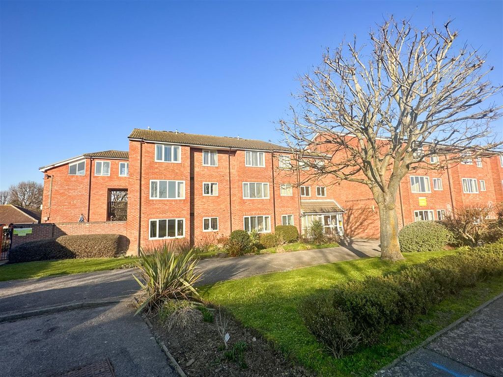 1 bed flat for sale in Regency Lodge, Elmden Court, ClactonOnSea CO15