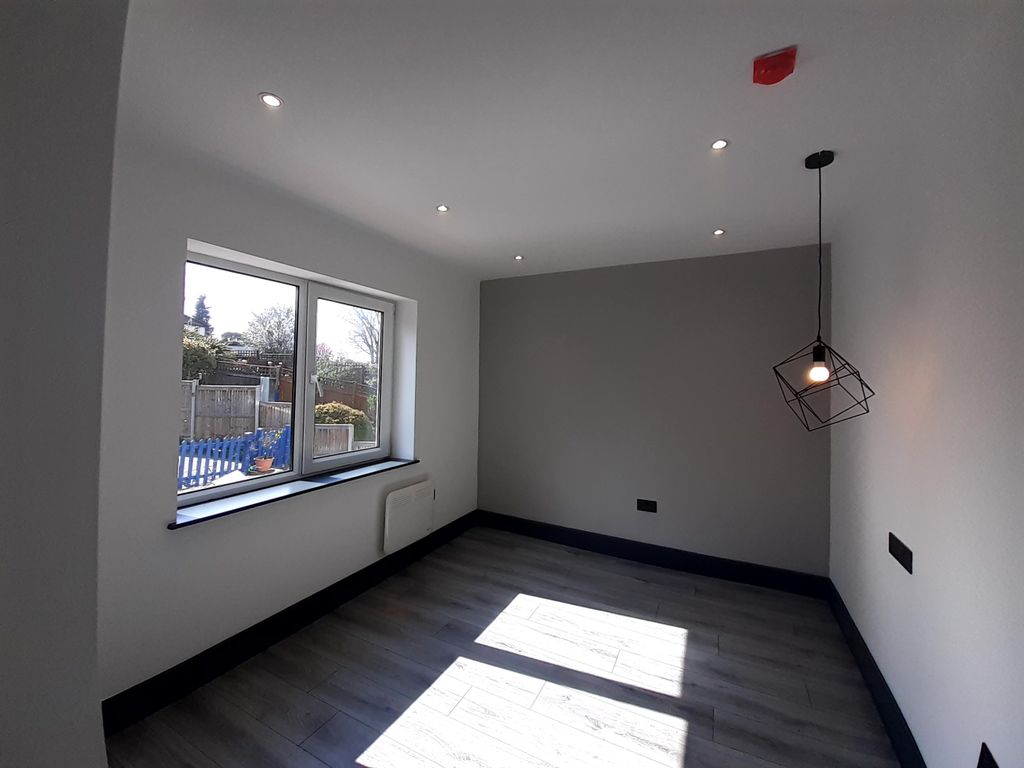 Studio to rent in Guy Road, Wallington SM6, £950 pcm Zoopla