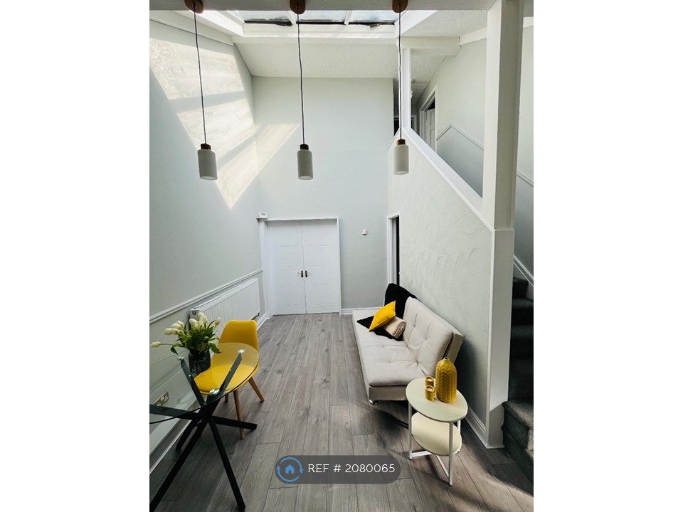 Room to rent in Lippits Hill, Langdon Hills, Basildon SS16, £850 pcm