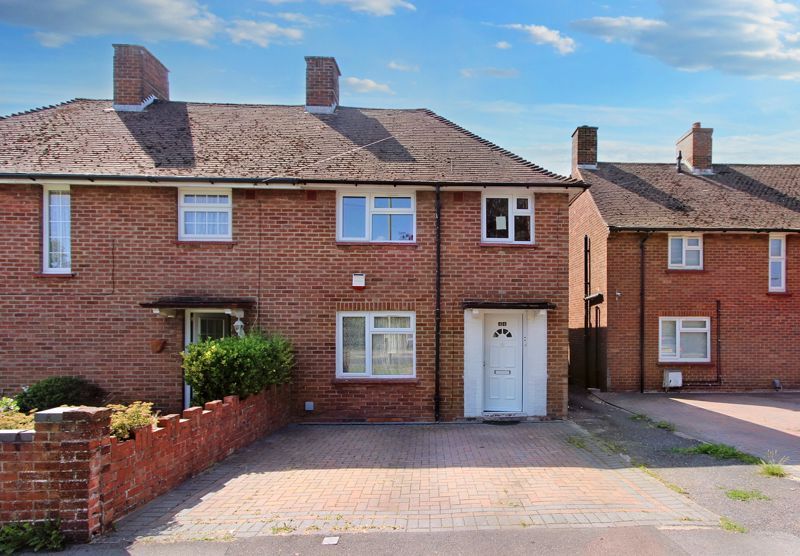 3 bed semidetached house for sale in Queen Mary Avenue, Basingstoke