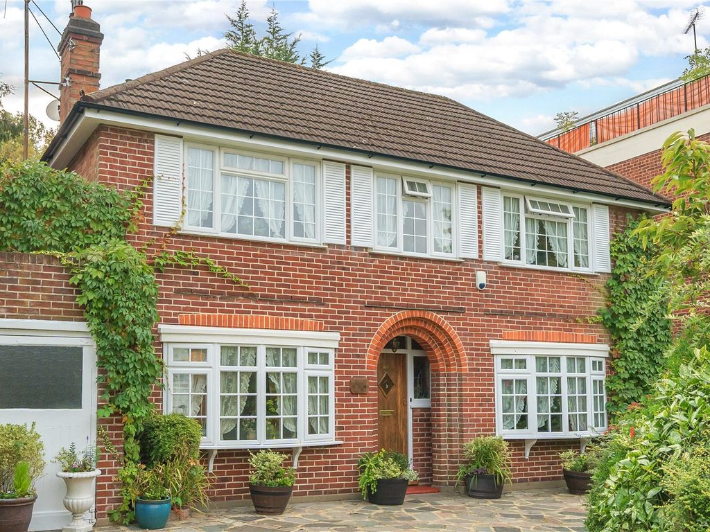 4 bed detached house for sale in Holden Road, London N12, £1,500,000