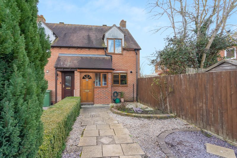 2 bed end terrace house for sale in Farmstead Close, Grove, Wantage