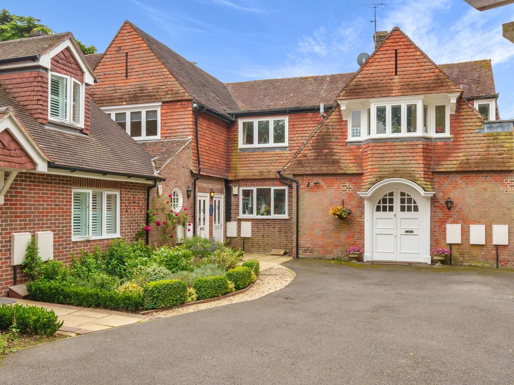 3 bed flat for sale in Burnhams Road, Little Bookham KT23, £439,950