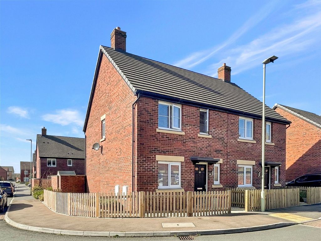3 bed semidetached house for sale in Hunts Grove, Hardwicke