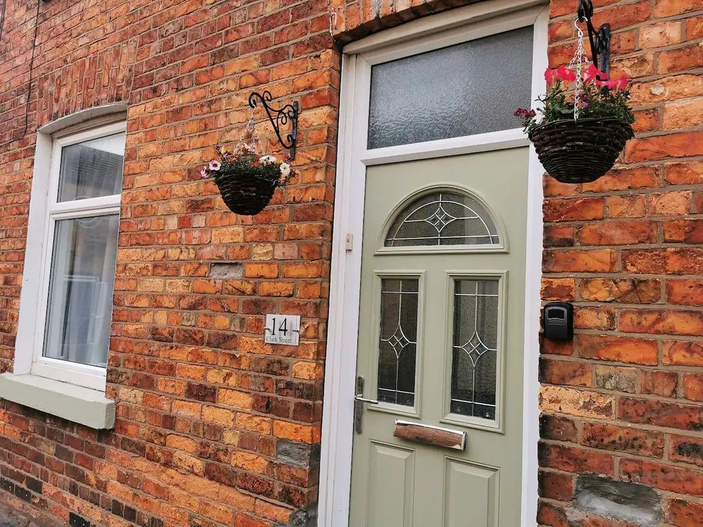 4 bed terraced house to rent in Clark Street, Scarborough YO12, £900