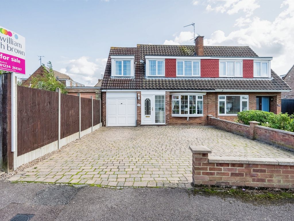 4 bed semidetached house for sale in Cheviot Close, Bedford MK41, £