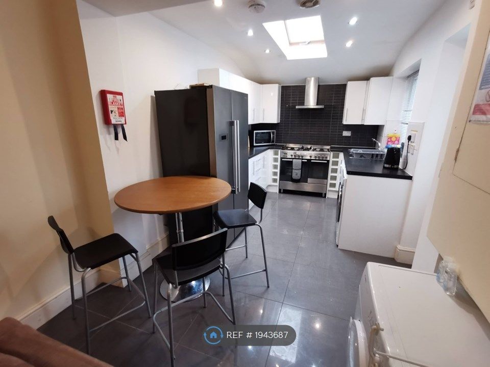 5 bed terraced house to rent in Banff Road, Manchester M14, £3,250 pcm