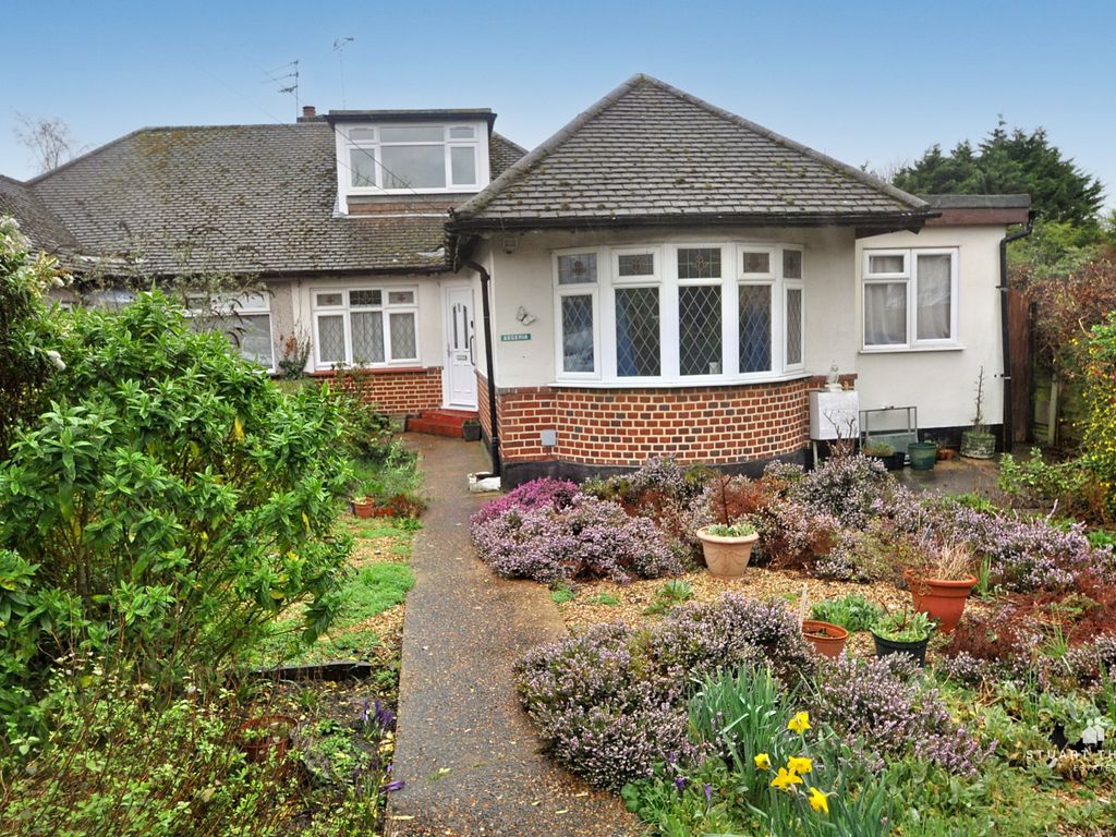 4 bed chalet for sale in Wood End Close, Hadleigh, Benfleet SS7, £