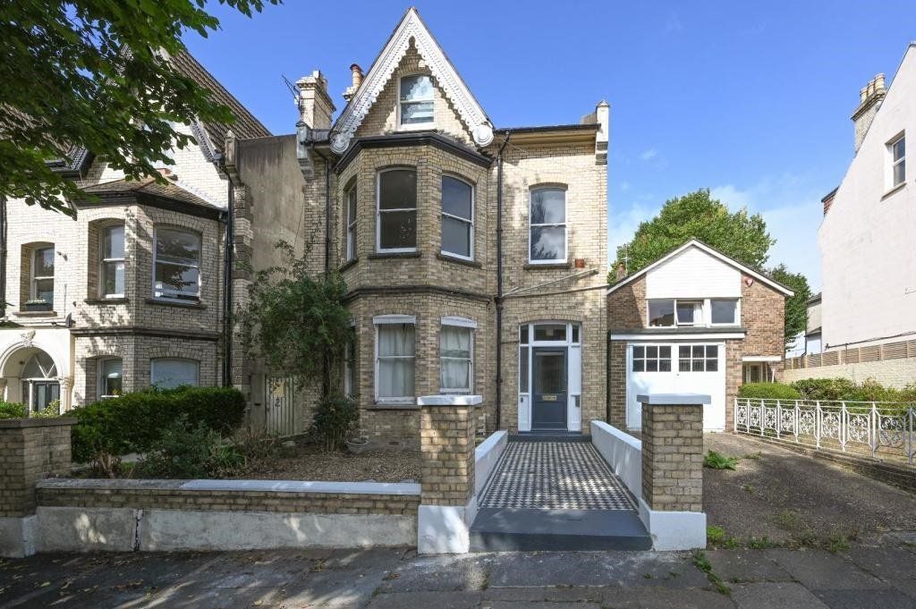 1 bed flat for sale in Wilbury Gardens, Hove, East Sussex BN3, £325,000