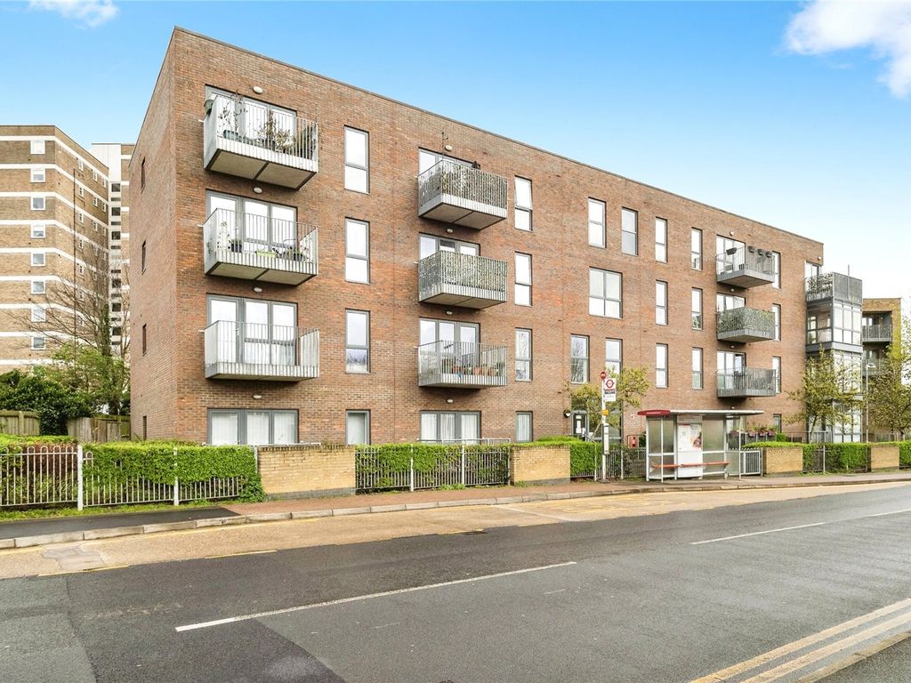 1 bed flat for sale in Squirrels Heath Lane, Romford RM2, £165,000 Zoopla