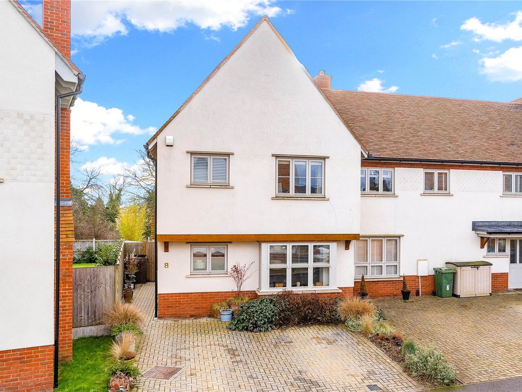 3 bed end terrace house for sale in Gillon Way, Radwinter, Nr Saffron
