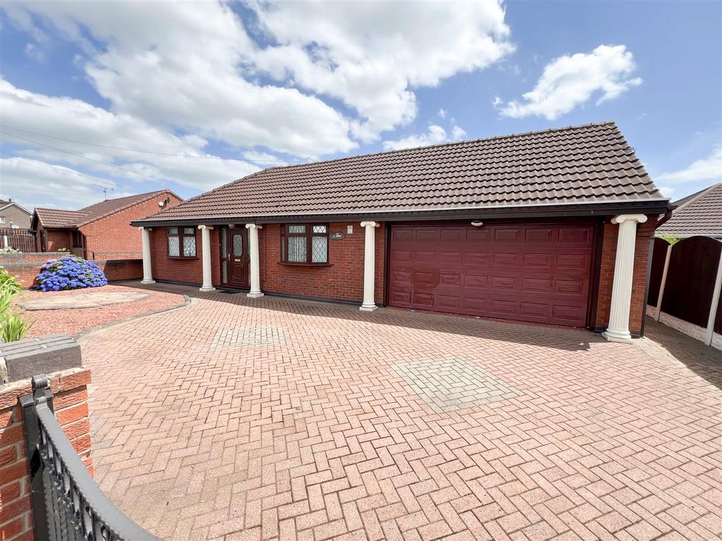 3 bed detached bungalow for sale in Cowhouse Lane, Armthorpe, Doncaster