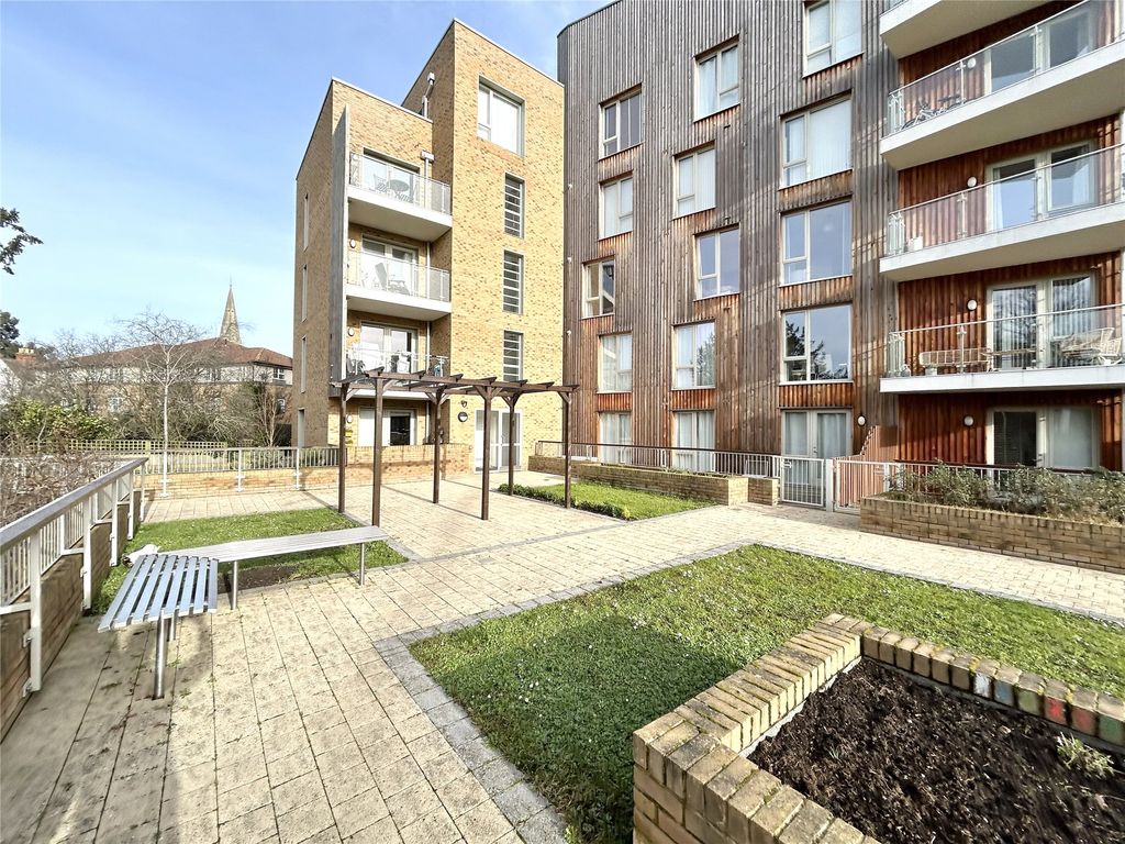 2 bed flat for sale in Medway House, Maidenhead, Berkshire SL6, £