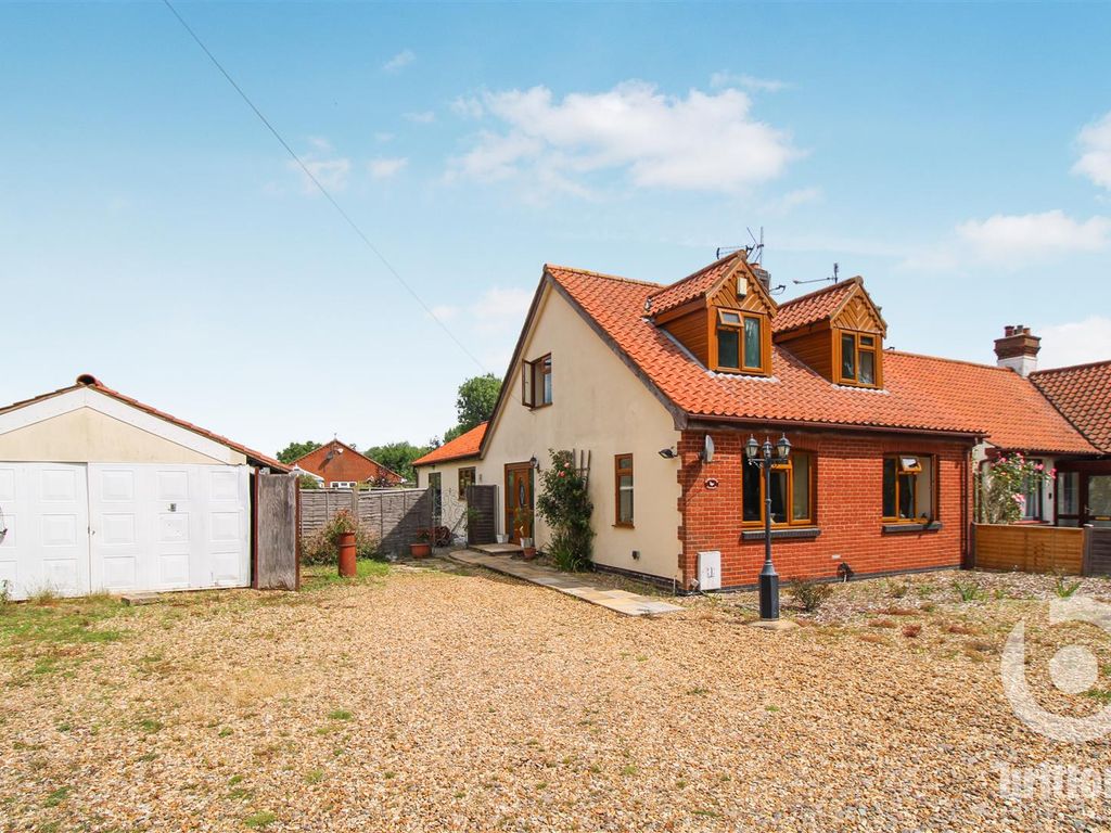 4 bed detached bungalow for sale in Swan Lane, King's Lynn PE30, £