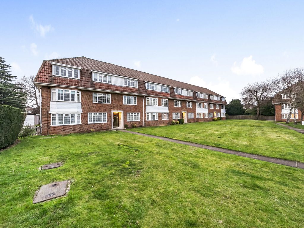 2 bed flat for sale in Hemingford Road, Cheam, Sutton SM3, £350,000