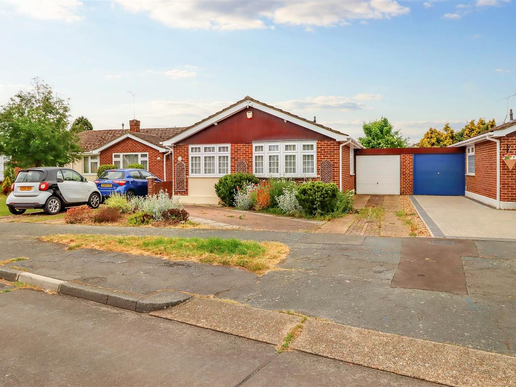3 bed detached bungalow for sale in Reeds Way, Wickford SS12, £425,000