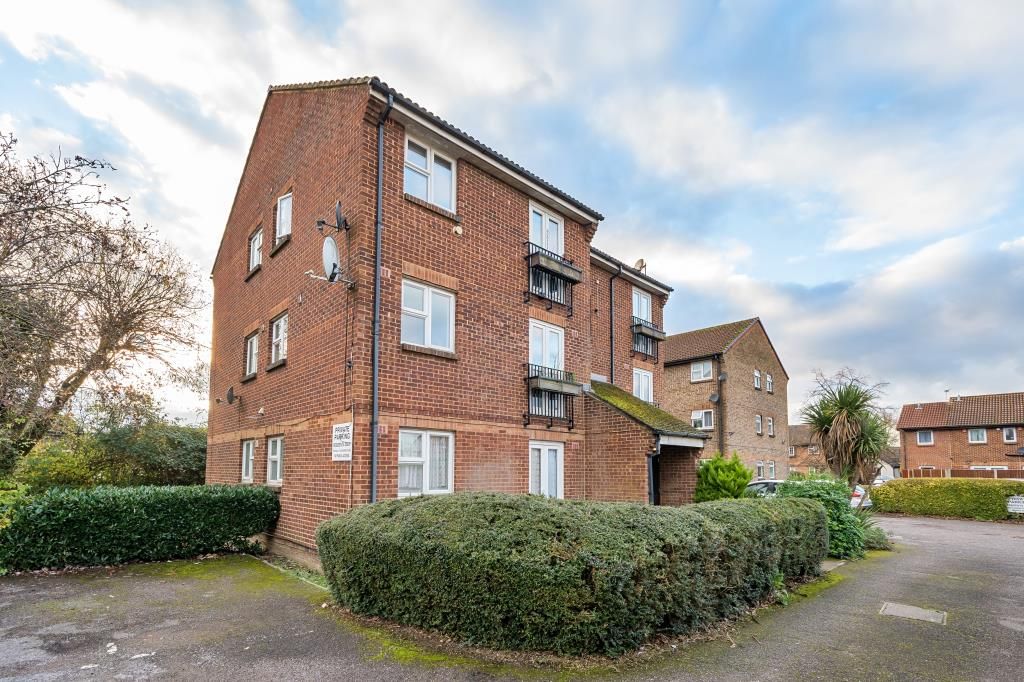 2 bed flat for sale in Cippenham, Slough, Berkshire SL1, £230,000 Zoopla